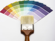 Farbfächer und Malerpinsel